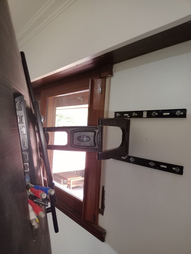 colgado soporte tv pared ladrillo